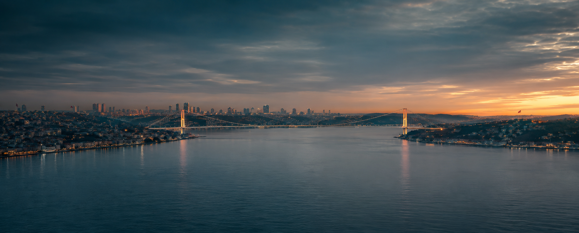 İstanbul Boğazı'nın Avrupa ve Asya yakalarını birleştiren köprüsü, gün batımında